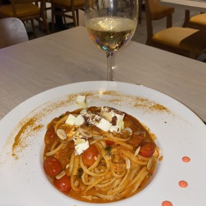 Fettuccine Strega con salsa de tomate y camarones