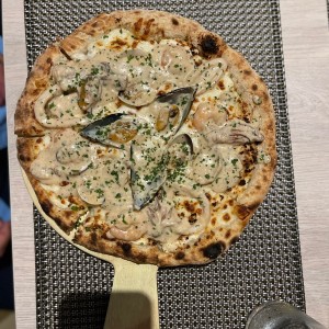 Pizza Frutti di Mare sobre crema