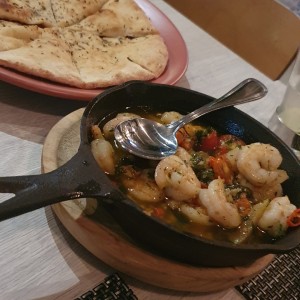 Camarones al ajillo