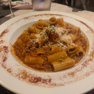 Rigatoni con Ragu y Chorizo