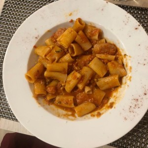 Rigattoni al ragu con chorizo