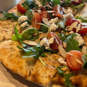 focaccia con queso de cabra y almendras