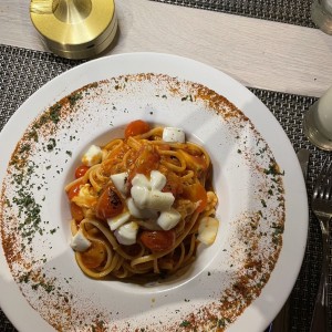 Pasta en salsa roja es nueva 