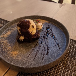 postre de brownie con helado