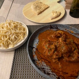 Plato de Osobuco con linguines 4 quesos y su respectiva foccacia