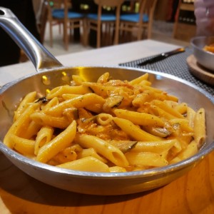 pasta penne con salmon y zuchini