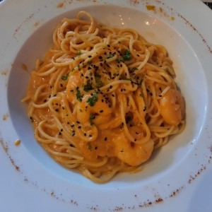 pasta con camarones en salsa rosada.