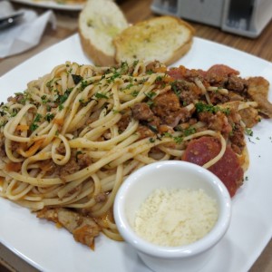 Linguini,Salsa Bolognesa,Puerco Parrillero,Pepperoni,Bacon Crujiente y Provolone