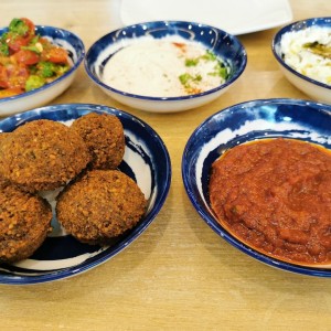 Falafel y diversas ensaladitas