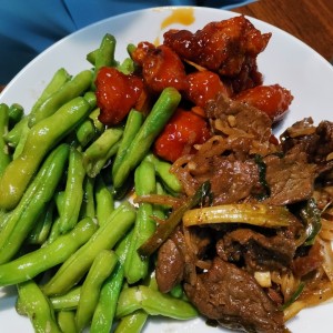 Puerco agridulces y carne Mongolia con habichuelas 