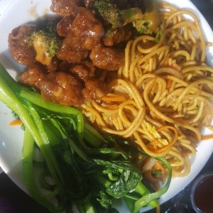 costillitas con hoja de mostaza y fideos