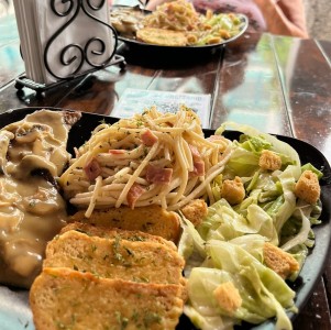 Pasta alfredo con lomo de cerdo