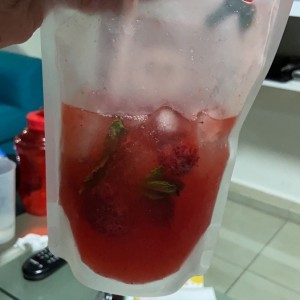 gin, strawberries y hierba buena 