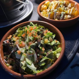 Ensalada y papas bravas