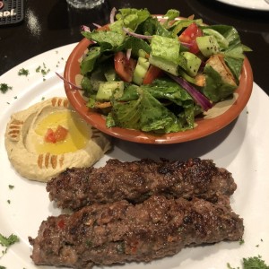 Kebab de cordero con ensalada fatush 