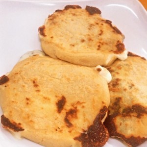 Pupusas de queso, pollo y chicharron 