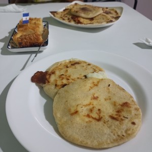 pupusas de queso y pollo con queso 