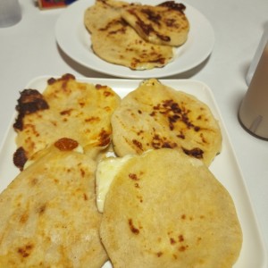 pupusas de queso y peperoni