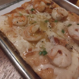 Pizza de camarones al ajillo