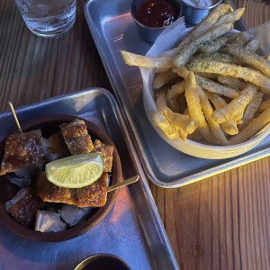 Chicharrón de Pork Belly y truffle fries 
