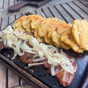 Bistec encebollado 