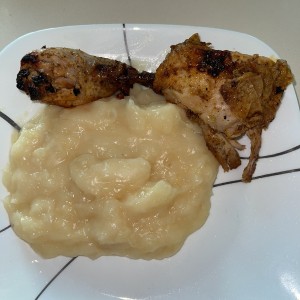 Pollo con mojadito de yuca