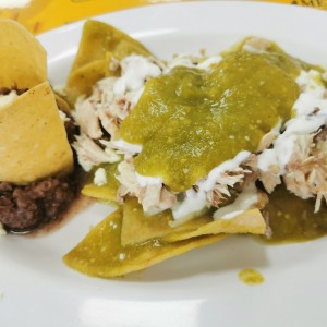 Chilaquiles verdes con pollo 