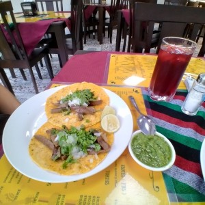 tacos de lengua y agua de jamaica