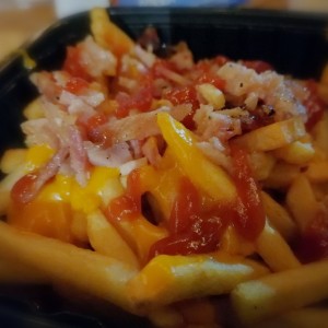 Papas fritas cheese and bacon 