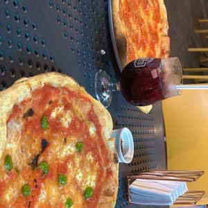 Pizza margarita y peperoni con una sangria 