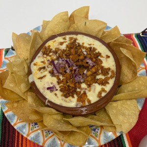 queso fundido con chorizo y totopos