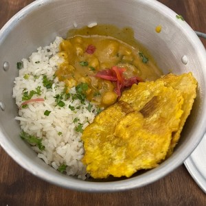 Arros con coco garbanzos y patacones 