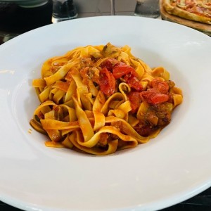 Pasta con chorizo artesanal y hongos