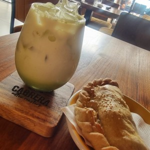 matcha late frío y empanada de carne