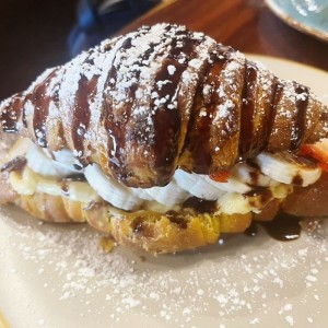 Croissant de bannao y fresas