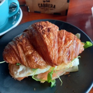 croissant gordito de salmon, aguacate, queso gouda, huevo y rugula.  exquisito 