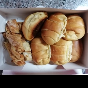 caja de crossains y trenzas de queso