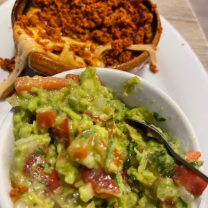 Queso fundido con chorizo y guacamole