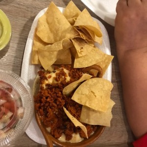 Queso fundido con chorizo