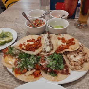 tacos de pastor, chorizo y pollo