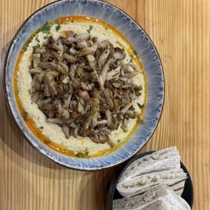 Humus con shawarma de pollo