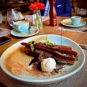 Brownie con galleta crujiente y helado