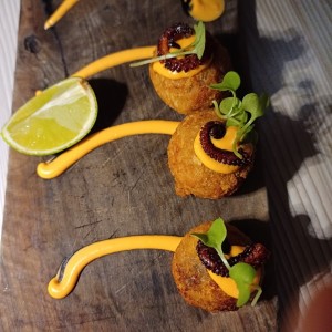 Entradas -Appetizers - Croquetas de Pulpo