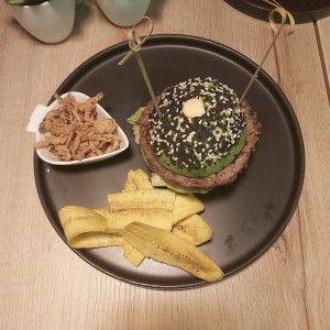 Burger con cebollita empanizada y platanitos