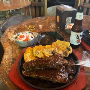 Costillas con ensalada y patacones