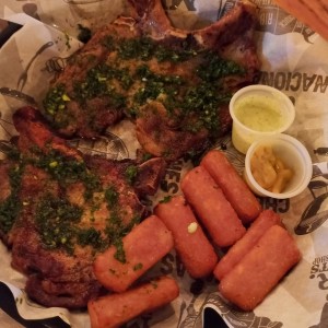 chuletas de cerdo con yuquitas