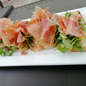 Bruschetta con Serrano