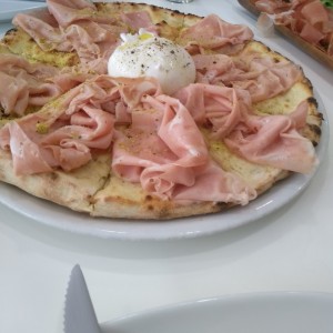 Focaccia con Mortadella y buratta