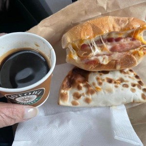 Expresso Doble, Mini Baguette y Empanada de Carne Picante