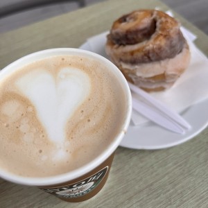 Cafe y cinnamon roll